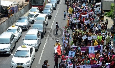 Penyandang disabilitas dari berbagai elemen melakukan aksi longmarch saat melakukan aksi damai di Jalan Thamrin, Jakarta, Selasa (18/8).   (RepublikaTahta Aidilla)