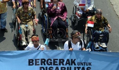 Penyandang disabilitas dari berbagai elemen melakukan aksi longmarch saat melakukan aksi damai di Jalan Thamrin, Jakarta, Selasa (18/8).   (RepublikaTahta Aidilla)