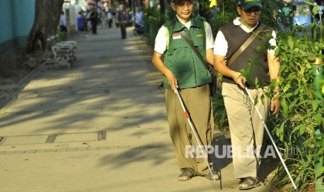 Penyandang disabilitas dari komunitas netra berjalan ditrotoar (ilustrasi).