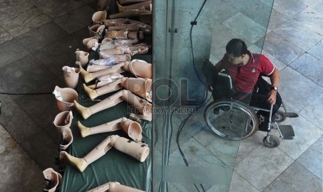  Penyandang Disabilitas melihat koleksi kaki palsu yang akan dibagikan saat Hari Disabilitas Internasional 2013 di Jakarta, Selasa (3/12).    (Republika/Tahta Aidilla)