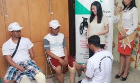 Penyandang disabilitas mendapatkan bantuan kaki palsu di Jakarta, Jumat (16/8).