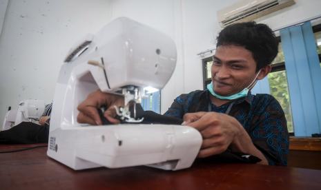 Penyandang disabilitas mengikuti pelatihan keterampilan di UPTD Panti Sosial Rehabilitasi dan Tuna Sosial di Lebak, Banten, Senin (27/6/2022). Pelatihan yang diselenggarakan Dinas Sosial Provinsi Banten tersebut diikuti sebanyak 20 penyandang disabilitas telantar dengan memberikan pelatihan seperti menjahit dan otomotif secara gratis guna mengembangkan kemandirian wirausaha penyandang disabilitas. 