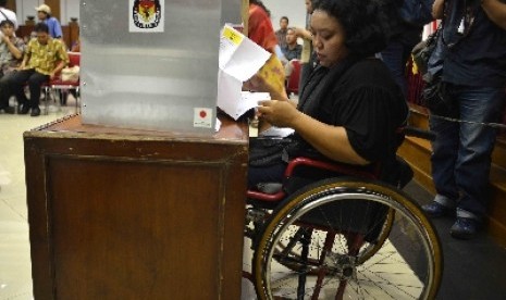 Penyandang disabilitas mengikuti simulasi pemilu yang diadakan oleh Komisi Pemilihan Umum (KPU) di Kantor KPU, Jakarta, Jumat (4/4). 