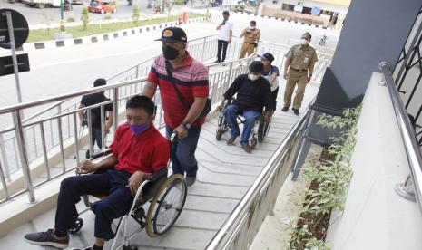 Penyandang disabilitas mengikuti uji coba aksesibilitas layanan publik di Pasar Legi, Solo, Jawa Tengah, Senin (13/12/2021). Kegiatan yang melibatkan Tim Advokasi Difable (TAD) Kota Solo dan Dinas Perdagangan Pemkot Solo tersebut untuk memenuhi aksesibilitas penyandang disabilitas terhadap fasilitas pasar guna mewujudkan Solo sebagai kota ramah difabel