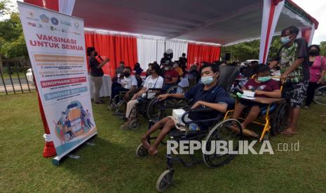 Penyandang disabilitas menunggu giliran mendapatkan vaksin COVID-19 saat Vaksinasi untuk Semua di halaman Kantor DPRD Provinsi Bali, Denpasar, Bali, Selasa (7/9/2021). Pemerintah Provinsi Bali menggenjot vaksinasi COVID-19 bagi penyadang disabilitas yang berjumlah sekitar 5.600 orang dan ditargetkan selesai pada akhir bulan September 2021.