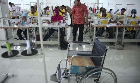 Penyandang disabilitas peserta program pendidikan dan pelatihan (diklat) 3 in 1 (pelatihan, sertifikasi dan penempatan kerja) mengikuti praktik membuat alas sepatu di Akademi Komunitas Tekstil dan Produk Tekstil, Solo, Jawa Tengah, Jumat (1/2/2019).