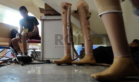   Penyandang Disabilitas sedang mencoba kaki palsu saat peringatan Hari Disabilitas Internasional 2013 di Jakarta, Selasa (3/12).      (Republika/Tahta Aidilla)