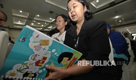 Penyandang disabilitas (tuna netra) mengikuti kegiatan edukasi keuangan di Kantor OJK , Jakarta. 