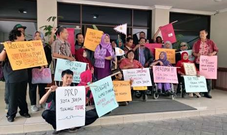 Penyandang disabilitas yang tergabung dalam Forum Penguatan Hak Penyandang Disabilitas (FPHPD) melakukan aksi di Gedung DPRD Kota Yogyakarta.