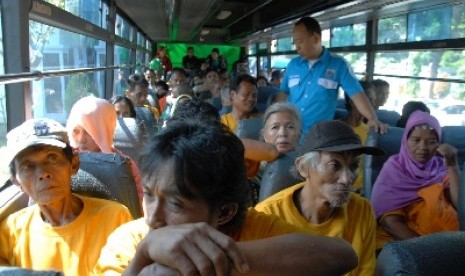  Penyandang masalah kesejahteraan sosial (PMKS) yang terjaring razia selama bulan ramadhan menaiki armada bus yang disiapkan Dinas Sosial DKI Jakarta untuk memulangkan mereka ke daerah asal mereka masing-masing di Panti Sosial Bina Insan Bangun Daya 2, Cip