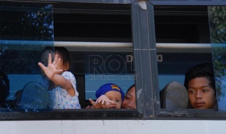 Penyandang masalah kesejahteraan sosial (PMKS) yang terjaring razia selama bulan ramadhan menaiki armada bus yang disiapkan Dinas Sosial DKI Jakarta untuk memulangkan mereka ke daerah asal mereka masing-masing di Panti Sosial Bina Insan Bangun Daya 2, Cipa