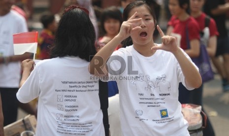 Penyandang tuna rungu berkumpul bersama memperingati Hari Tuna Rungu Sedunia di Bundaran HI, Jakarta Pusat.