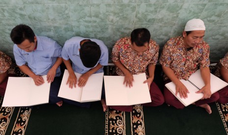 Penyandang tunanetra membaca Al Quran braile di masjid komplek Panti Pelayanan Sosial Disabilitas Netra (PPSDN) 'Penganthi' Temanggung, Jawa Tengah, Jumat (10/5/2019). 