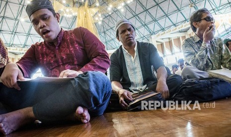 Penyandang tunanetra membaca Alquran saat mengikuti Tadarus Nasional Quran Braille di Masjid Al Ukhuwah, Bandung, Jawa Barat, Sabtu (2/6).