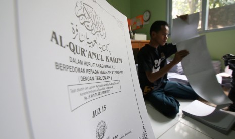 Penyandang tunanetra menyelesaikan pembuatan Alquran braille di Tangerang, Banten, Rabu (24/6).