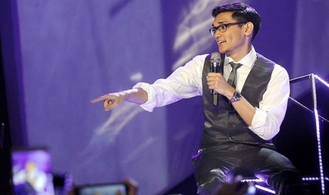 Penyanyi Afgan beraksi pada konser bertajuk Dari Hati Afgan di Jakarta Convention Center, Jakarta, Sabtu (14/2). 