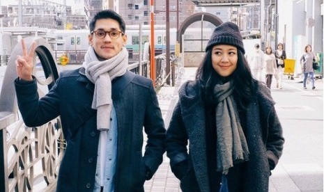 Penyanyi Afgansyah Reza memperlihatkan foto liburannya di Jepang bersama Sherina.