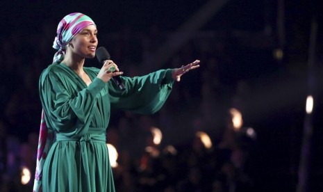 Penyanyi Alicia Keys saat menjadi pembawa acara Grammy Awards ke-61 di Los Angeles, Ahad (10/2). 