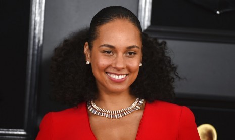 Penyanyi Alicia Keys saat tiba di karpet merah Grammy Awards ke-61 di Staples Center, Ahad (10/2) di Los Angeles.