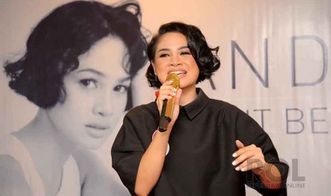 Penyanyi Andini Aisyah Haryadi atau Andien menunjukkan cover album terbarunya yang berjudul Let It Be My Way