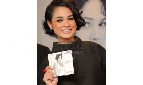 Penyanyi Andini Aisyah Haryadi atau Andien menunjukkan cover album terbarunya yang berjudul Let It Be My Way