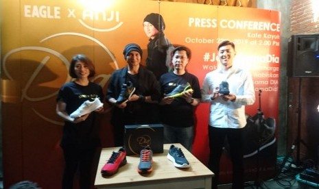 Penyanyi Anji meluncurkan produk sepatu limited edition 'DIA' di Jakarta Selatan, Selasa(22/10).