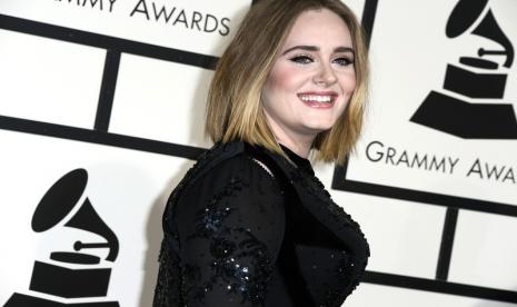 Penyanyi asal Inggris, Adele. Adele hingga Charlie berkomentar soal tren penonton melempar barang ke arah panggung. Menurut mereka, itu tak sopan dan berbahaya.