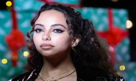 Penyanyi asal Inggris Jade Thirlwall. Dalam video yang dibagikan Thirlwall, tampak seorang penumpang tanpa alas kaki menjulurkan salah satu kakinya ke plafon pesawat.