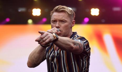 Penyanyi asal Irlandia, Ronan Keating. Dalam konsernya di Jakarta pada 18 Agustus 2023, Keating akan berkolaborasi dengan penyanyi Indonesia, Putri Ariani.