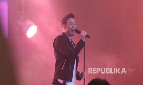 Penyanyi asal Irlandia, Shane Filan, dalam konser bertajuk 'Right Here' di The Hall, Senayan City, Jakarta, Selasa (14/3). 