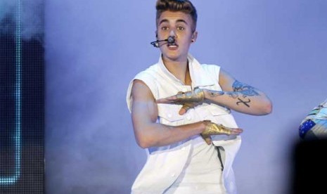 Penyanyi asal Kanada Justin Bieber saat tampil dalam konser  