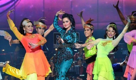   Penyanyi asal Malaysia, Siti Nurhaliza dalam konser'Ekspresi Karya Gemilang' di Ancol, Jakarta Utara, Senin (10/12). (Republika/Agung Supriyanto)