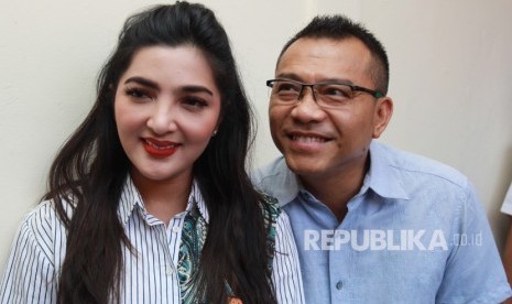 Penyanyi Ashanty (kiri) didampingi suaminya Anang Hermansyah (kanan) menunggu sidang mediasi untuk perkara wanprestasi yang diajukan oleh mantan rekan bisnisnya bernama Martin terhadap dirinya di Pengadilan Negeri Tangerang, Tangerang, Banten, Rabu (31/7/2019).