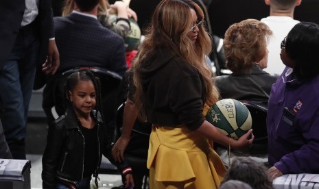 Penyanyi Beyonce menggandeng putrinya Blue Ivy.