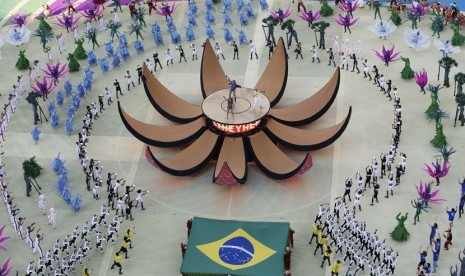 Penyanyi Claudia Leitte, Jennifer Lopez dan Pitbull beraksi dalam pembukaan Piala Dunia 2014 di Arena Corinthians, Sao Paulo, Kamis (12/6). 