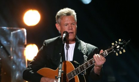 Penyanyi country Amerika Serikat, Randy Travis.