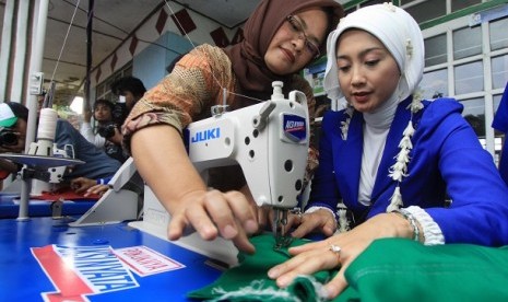 Penyanyi dan bintang film yang menjadi Calon Anggota Legislatif PAN daerah pemilihan Jawa Barat IV Sukabumi Desy Ratnasari di dampingi warga mencoba mesin jahit yang merupakan sumbangan Aksi Nyata PAN dalam kunjungannya di Desa Cijurey, Kecamatan Gegerbitu