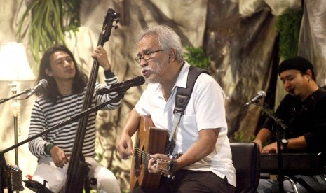 Penyanyi dan pencipta lagu Iwan Fals menjadi salah satu pengisi soundtrack Bumi Manusia.