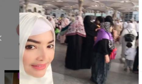 Penyanyi Irma Darmawangsa saat di pelataran Masjid Nabawi pada Ramadhan tahun lalu.