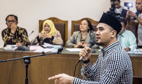 Penyanyi dangdut Saipul Jamil memberikan kesaksian saat sidang praperadilan kasus suap terdakwa Panitera Pengadilan Jakarta Utara Rohadi di Pengadilan Negeri Jakarta Pusat, Jakarta, Kamis (28/7). 