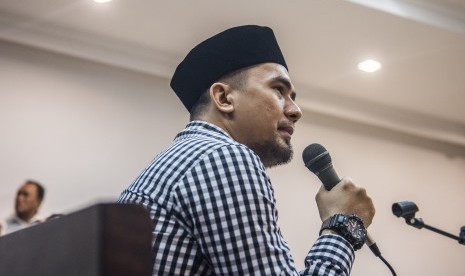 Penyanyi dangdut Saipul Jamil memberikan kesaksian saat sidang praperadilan kasus suap terdakwa Panitera Pengadilan Jakarta Utara Rohadi di Pengadilan Negeri Jakarta Pusat, Jakarta, Kamis (28/7). 