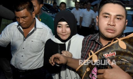 Penyanyi Dangdut Via Vallen (tengah) usai menjalani pemeriksaan di Ruang Subdit IV Tindak Pidana Tertentu (Tipidter) Direktorat Kriminal Khusus (Ditreskrimsus) Polda Jawa Timur, Surabaya, Kamis (20/12/2018).