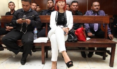 Penyanyi dangdut yang juga pemilik karaoke Inul Vista, Inul Daratista saat menghadiri sidang lanjutan gugatan perdata Yayasan Karya Cipta Indonesia (KCI) terhadap usahanya karaokenya yang di gelar di Pengadilan Negeri Pusat, gajah Mada, Jakarta,