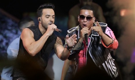 Penyanyi Despacito, Luis Fonsi, kiri dan Daddy Yankee.