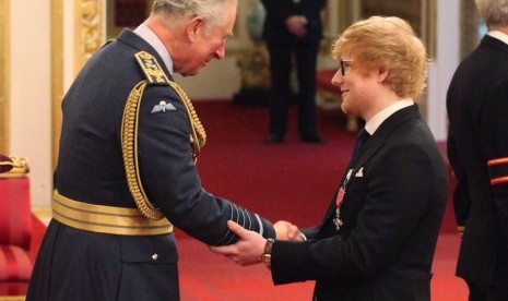 Penyanyi Ed Sheeran menerima penghargaan Member of the Most Excellent Order of the British Empire 