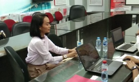 Penyanyi Eka Deli mendatangi Mapolda Jatim untuk menjalani pemeriksaan sebagai saksi dalam kasus investasi bodong lewat aplikasi MeMiles, yang dijalankan PT. Kam and Kam