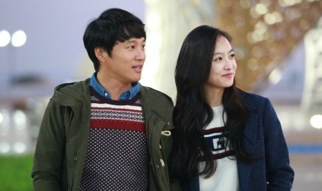 Penyanyi F(x) Victoria dan aktor Cha Tae-Hyun beradu peran di film Sassy Girl 2 yang akan segera tayang.