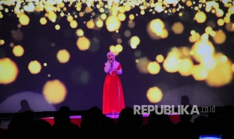 Penyanyi Fatin beraksi saat malam penganugerahan Tokoh Perubahan Republika 2015 di Jakarta, Senin (21/3) malam. 