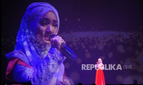 Penyanyi Fatin beraksi saat malam penganugerahan Tokoh Perubahan Republika 2015 di Jakarta, Senin (21/3) malam. 