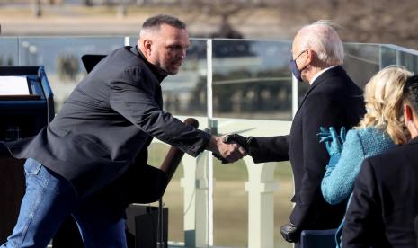 Penyanyi Garth Brooks (kiri) bersalaman dengan Presiden AS Joe Biden dalam acara pelantikan presiden ke-46 itu di Capitol, Washington DC, AS, Rabu (20/1) pagi waktu setempat. 